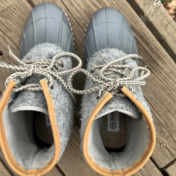 Magellan grey outdoor/rain/all weather duck shoes. Great condition!5 youth/woman - Picture 2 of 9